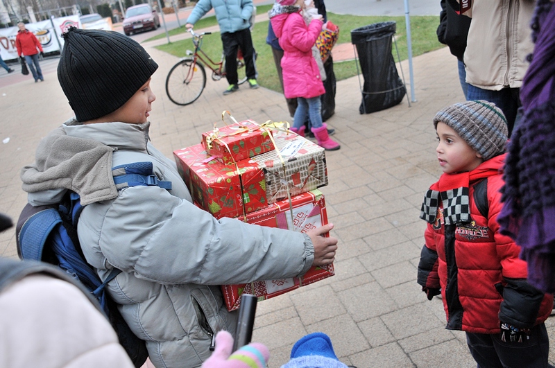 A gyermekjóléti központ ajándékosztó akciója 2013. decemberében (fotó: Rajki Judit) 